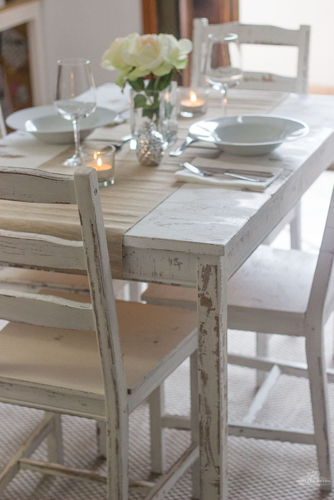 I recently did a makeover on my dining room table and chairs so I´m going to show you guys how I do distressing with chalk paint.