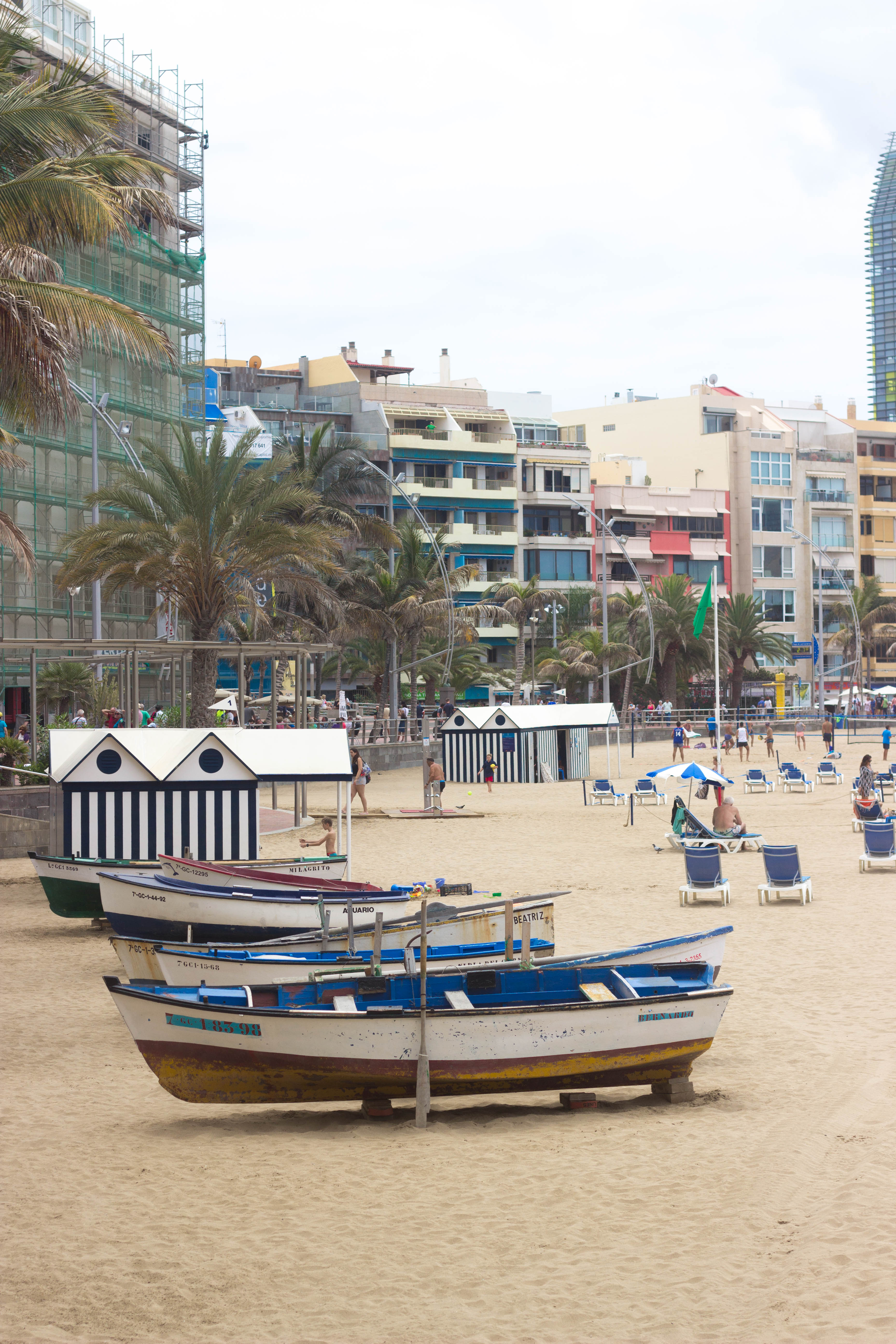 Las Canteras beach is one of the main reasons why I love the city of Las Palmas. This urban beach is always buzzing with people looking for sunshine, sea, beach, and something to eat. It´s a place where you want to be!