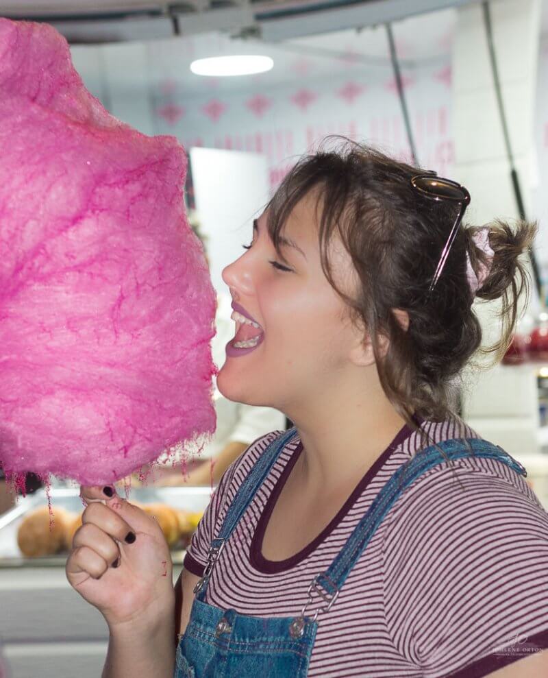 Teagan, my teenager, having fun with one of the biggest cotton candies we´ve ever seen!