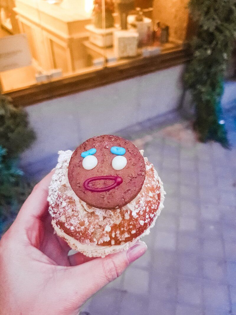 Roscon de Reyes filled with gingerbread cream at Mama Framboise. What to do during Christmas in Madrid.