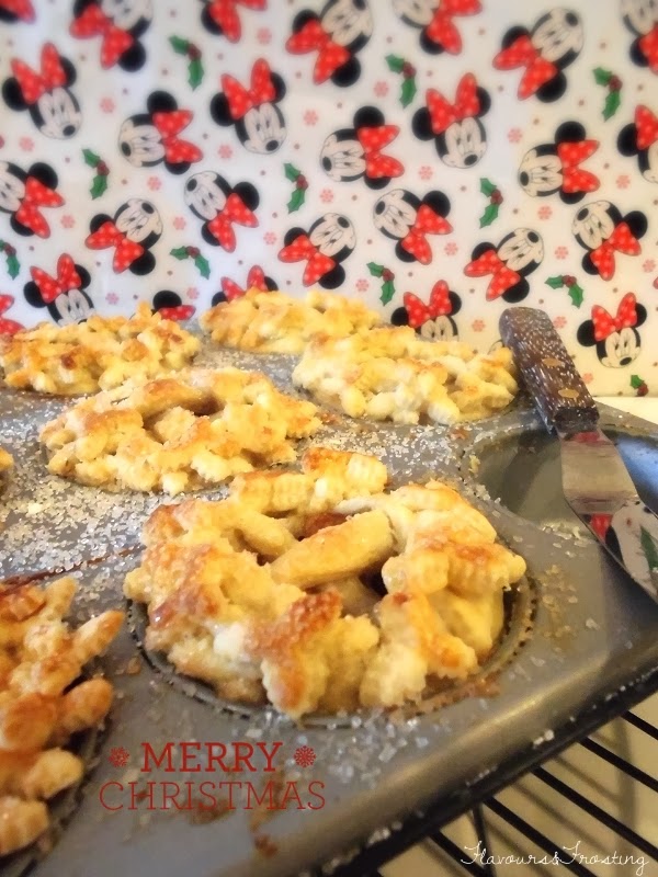An easy recipe for spiced homemade mini apple pies