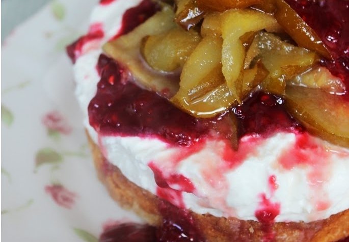 Caramelized Pear and Raspberry No Bake Cheesecake | flavoursandfrosting.com