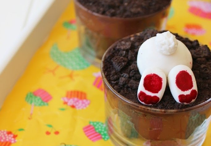 Oreo Brownie Dessert Pots for Easter with Fondant Bunnies and Carrots | FlavoursandFrosting.com