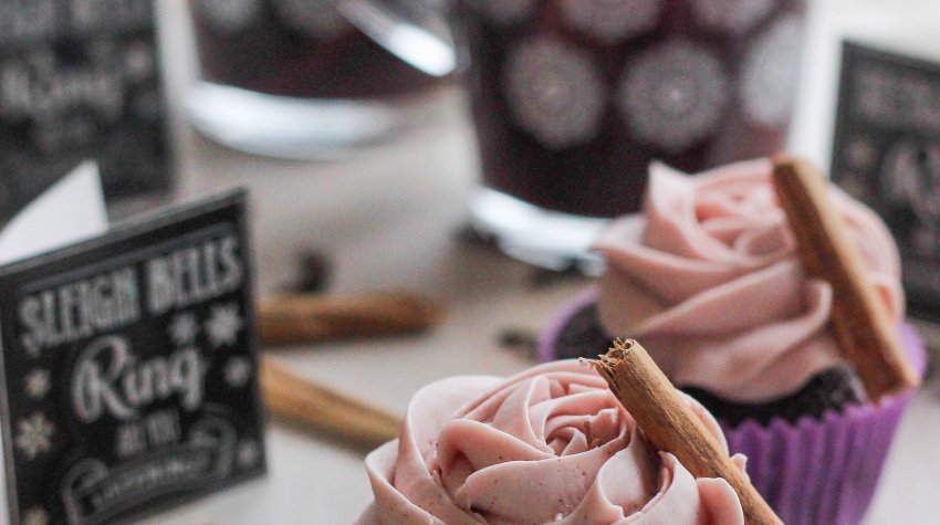 Chocolate Buttermilk Cupcakes with Gluehwein Frosting. If you love the flavours of gluehwein, you´ll love these cupcakes!