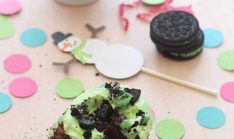 Recipe for Mint Oreo Cupcakes for Christmas + an Etsy GIVEAWAY for these cute snowman toppers, garland and place holders, to make your Christmas table look super festive, and not to mention adorable!! Oh and did I mention a coupon code?
