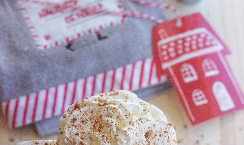 This Pumpkin Pie White Hot Chocolate is made with leftover pumpkin pie, melted white hot chocolate and steaming hot milk. A super easy recipe and oh my word so so so good!