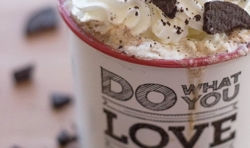 This Oreo Hot Chocolate Recipe is super easy and a great idea for those chilly nights in | flavoursandfrosting.com