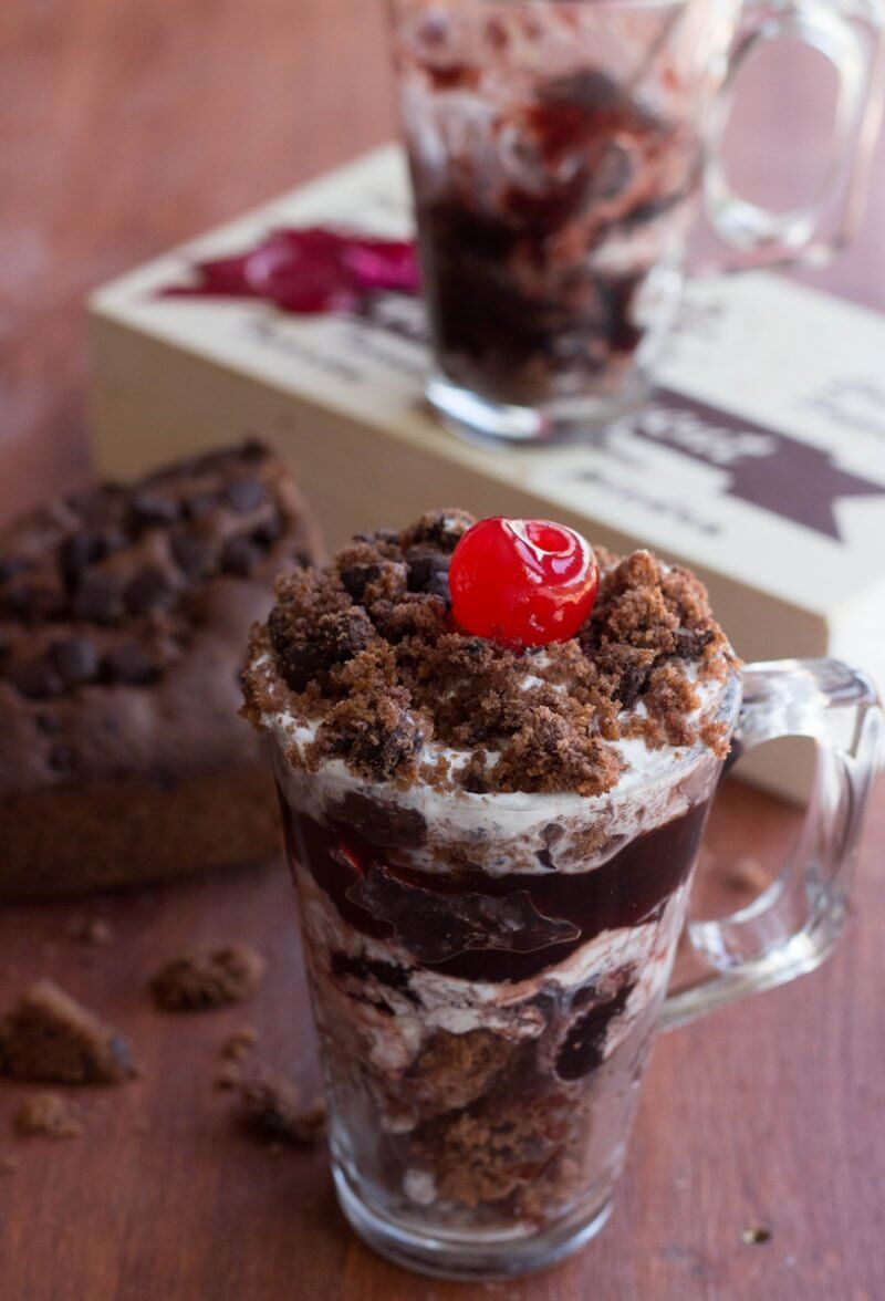 Black Forest Cake Trifle made in a glass. It tastes the same as the real deal, but it´s so much faster to make! If you love Black Forest Cake, you´ll love this Recipe! | Recipe by FlavoursandFrosting.com