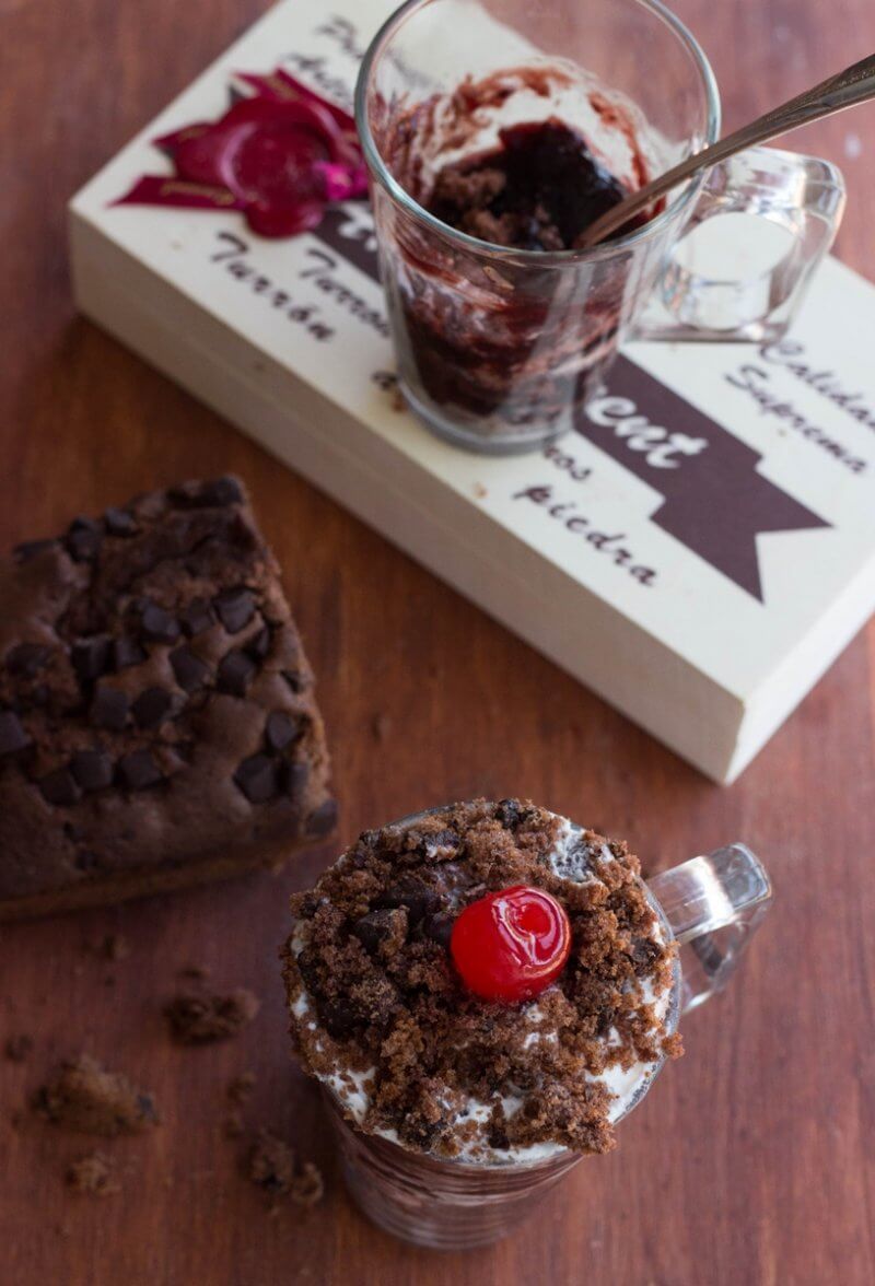 Black Forest Cake Trifle made in a glass. It tastes the same as the real deal, but it´s so much faster to make! If you love Black Forest Cake, you´ll love this Recipe! | Recipe by FlavoursandFrosting.com