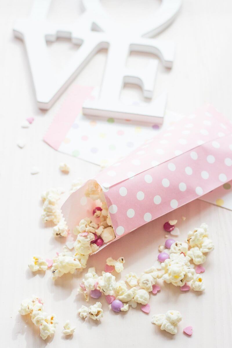 Valentines Popcorn made with white chocolate & candy (5)