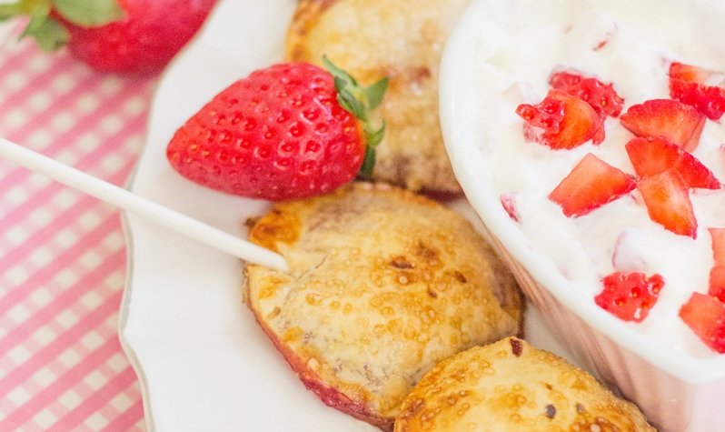 A super easy recipe for Valentine´s Day -Strawberry Pie Pops Recipe | FlavoursandFrosting.com
