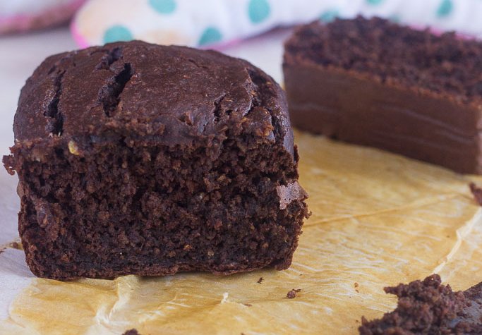 Easy Gluten Free Banana Bread (with chocolate flavour!). This healthy recipe contains no sugar or fat and is the perfect way to start your day!