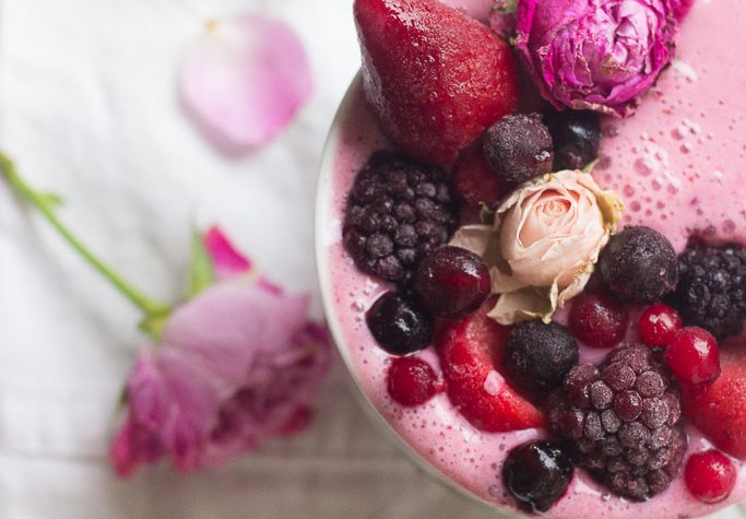 Mixed Berry Smoothie! Isn´t this smoothie just so pretty? I can´t believe I created it! It makes me so happy just to look at it :)