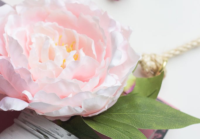 Using Chalk Paint to make DIY Signs from wood and mason jars!