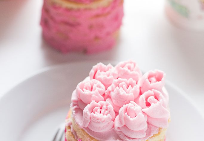 A mini layer cake with buttercream roses make the perfect Mother´s Day gift...