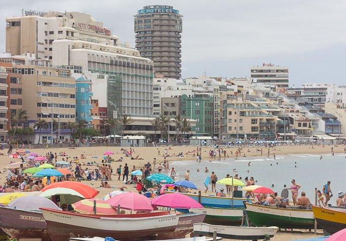 Las Canteras beach is one of the main reasons why I love the city of Las Palmas. This urban beach is always buzzing with people looking for sunshine, sea, beach, and something to eat. It´s a place where you want to be!