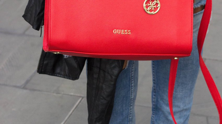 Red Handbag Trend Fall 2017 - Did you know that the colour RED is all the rage this Fall season? It´s also the reason why I bought myself a bright red Guess handbag...