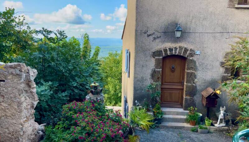 This building is La Mimounia, a highly-rated Moroccan restaurant located in the picturesque medieval village of Tourtour, France. Known for its authentic cuisine and warm atmosphere, it is often ranked as one of the top dining spots in the village