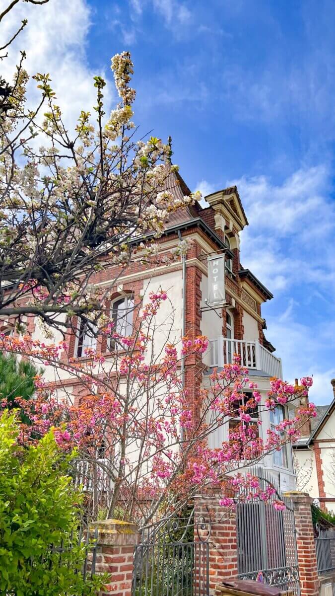 The building is a typical example of Belle Époque architecture