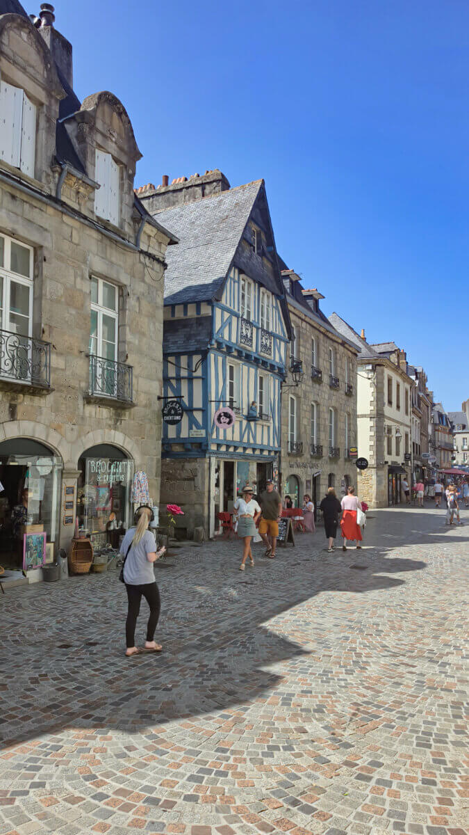 The selected region shows a traditional half-timbered medieval building along the historic cobblestone street of Rue Kéréon in Quimper, Brittany, France